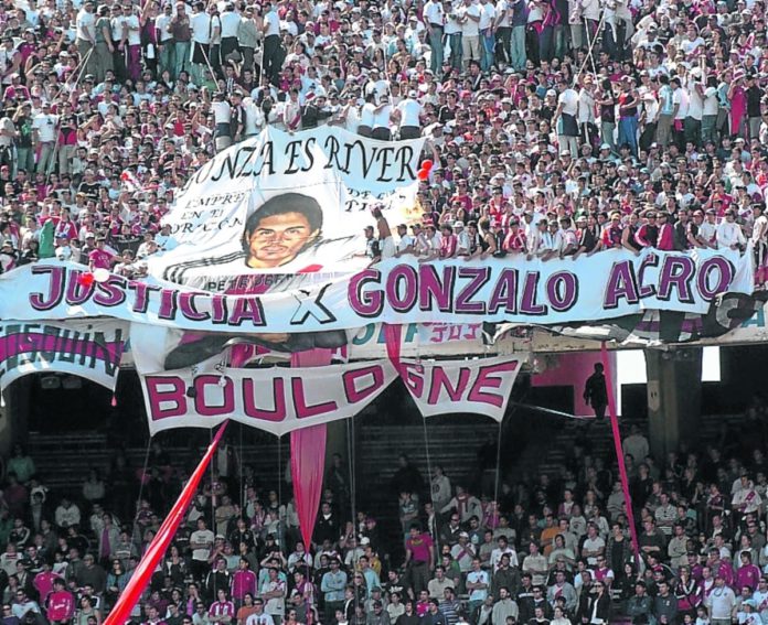 La bandera que recuerda a Gonzalo Acro se muestra en todos los partidos en los que River juega en el Monumental.
